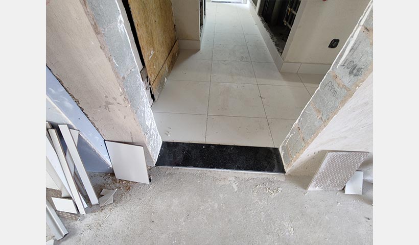 Soleira e piso cerâmico
