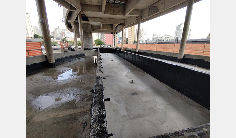 Contrapiso da piscina coberta