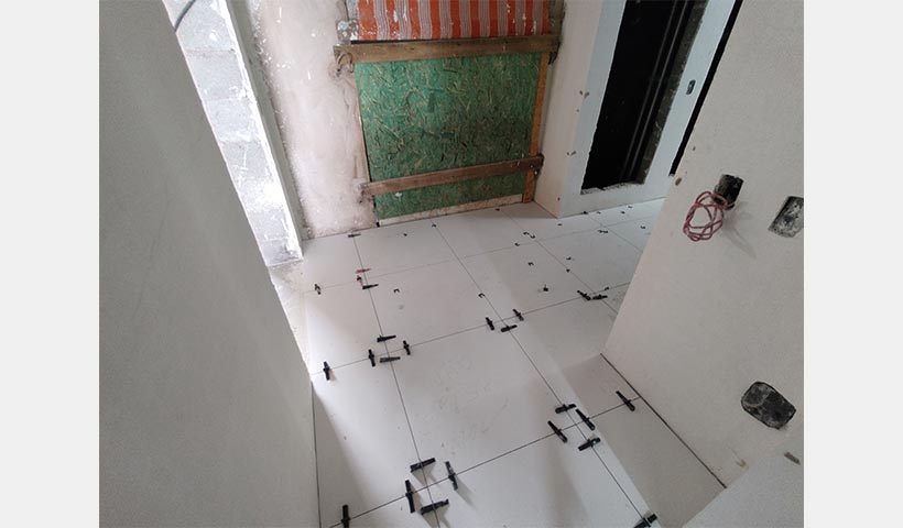 Piso cerâmico do hall