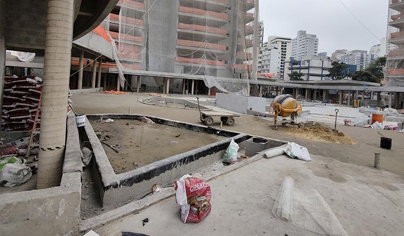 Regularização do piso da praça central