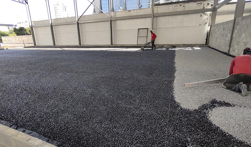 Preparo do piso da quadra poliesportiva