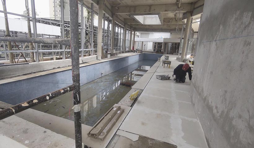 Piso cerâmico da piscina coberta